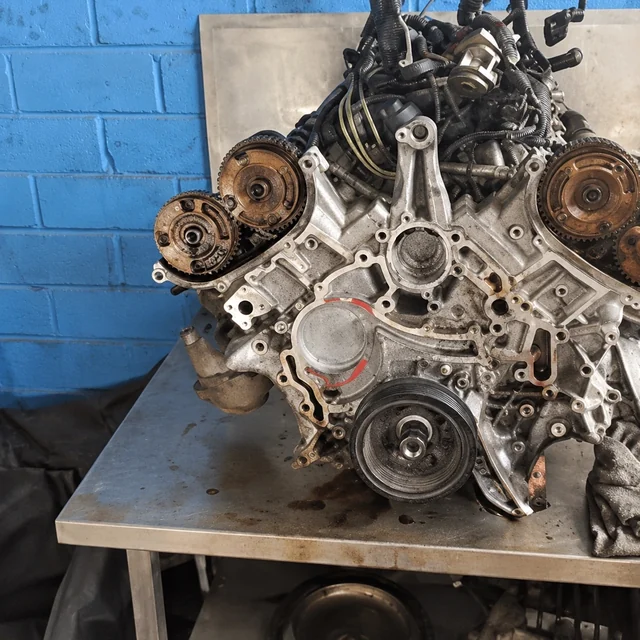 Mercedes-Benz – V6-Motor auf der Werkbank